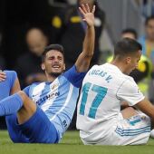 El jugador del Málaga Juankar se duele de su rodilla derecha en el Bernabéu