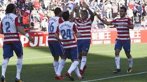 Los jugadores del Granada, en un momento del encuentro. 
