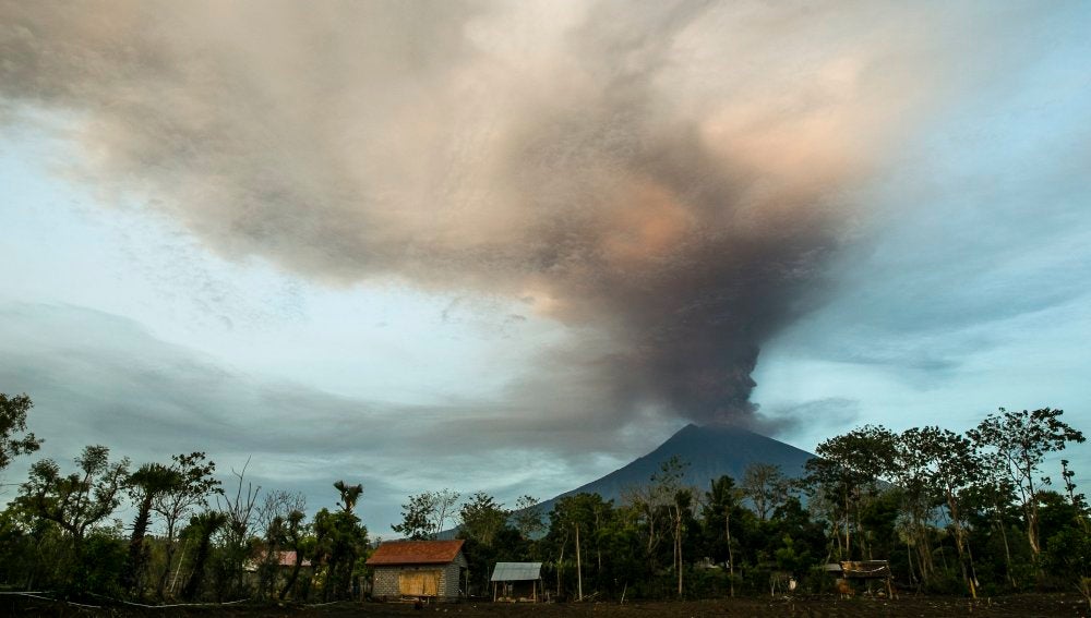El volcán Agung expulsando lava y ceniza a punto de erupcionar