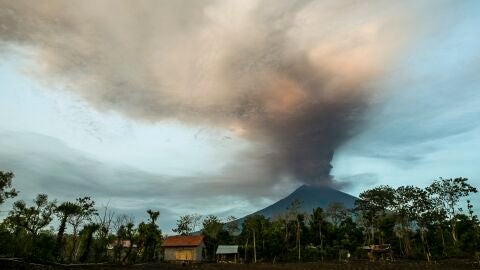 El volc&aacute;n Agung expulsando lava y ceniza a punto de erupcionar