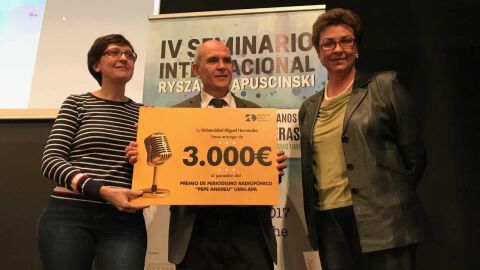 La vicerrectora Mar&iacute;a Teresa P&eacute;rez V&aacute;zquez -primera por la derecha- ha entregado el VII Premio 'Pepe Andreu0