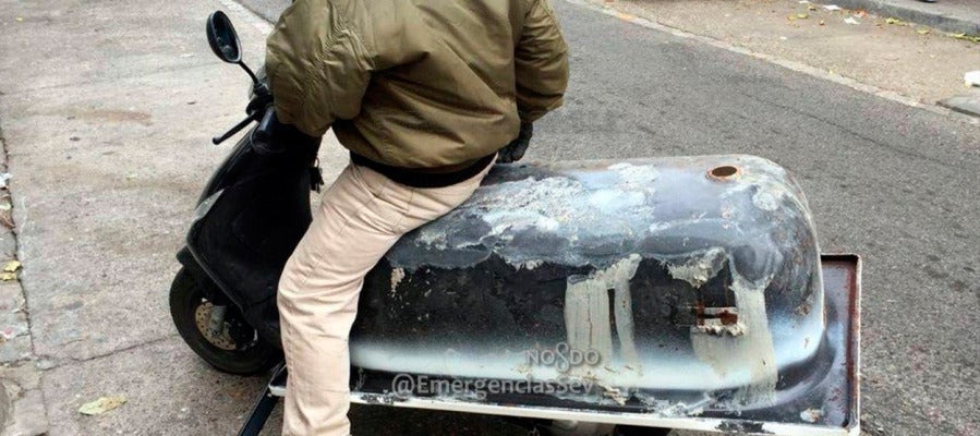 Un hombre conduciendo con una bañera en la moto Un hombre conduciendo con una bañera en la moto