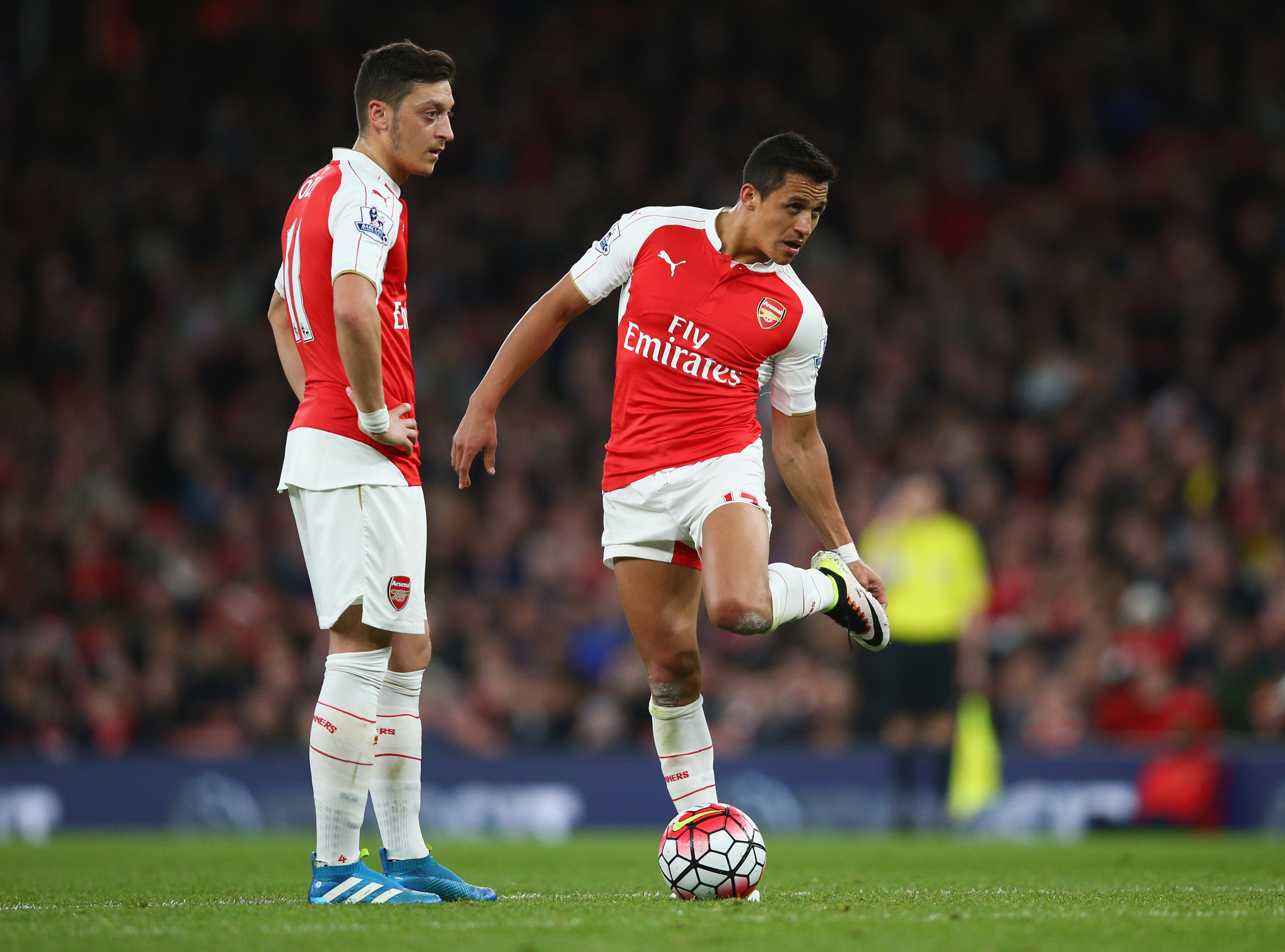 Wenger descarta la salida de Alexis y de Özil en enero Wenger descarta la salida de Alexis y de Özil en enero