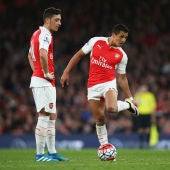 Özil y Alexis se preparan para lanzar una falta con el Arsenal