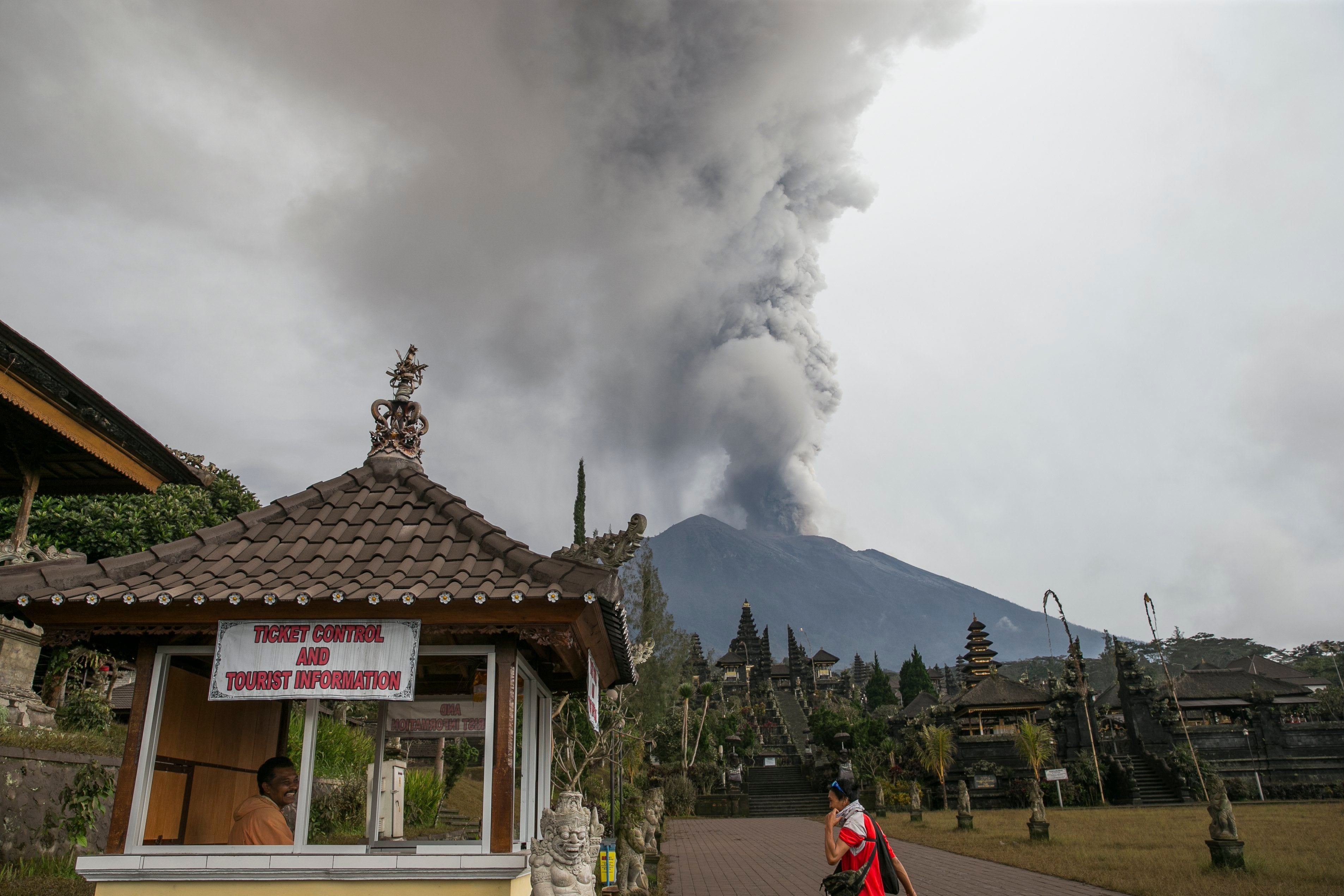 Pekín suspende los vuelos entre China y Bali debido a la erupción volcánica del monte Agung Pekín suspende los vuelos entre China y Bali debido a la erupción volcánica del monte Agung