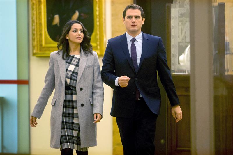 Albert Rivera: "Puigdemont es el espantapájaros de las empresas en Cataluña" Albert Rivera: "Puigdemont es el espantapájaros de las empresas en Cataluña"