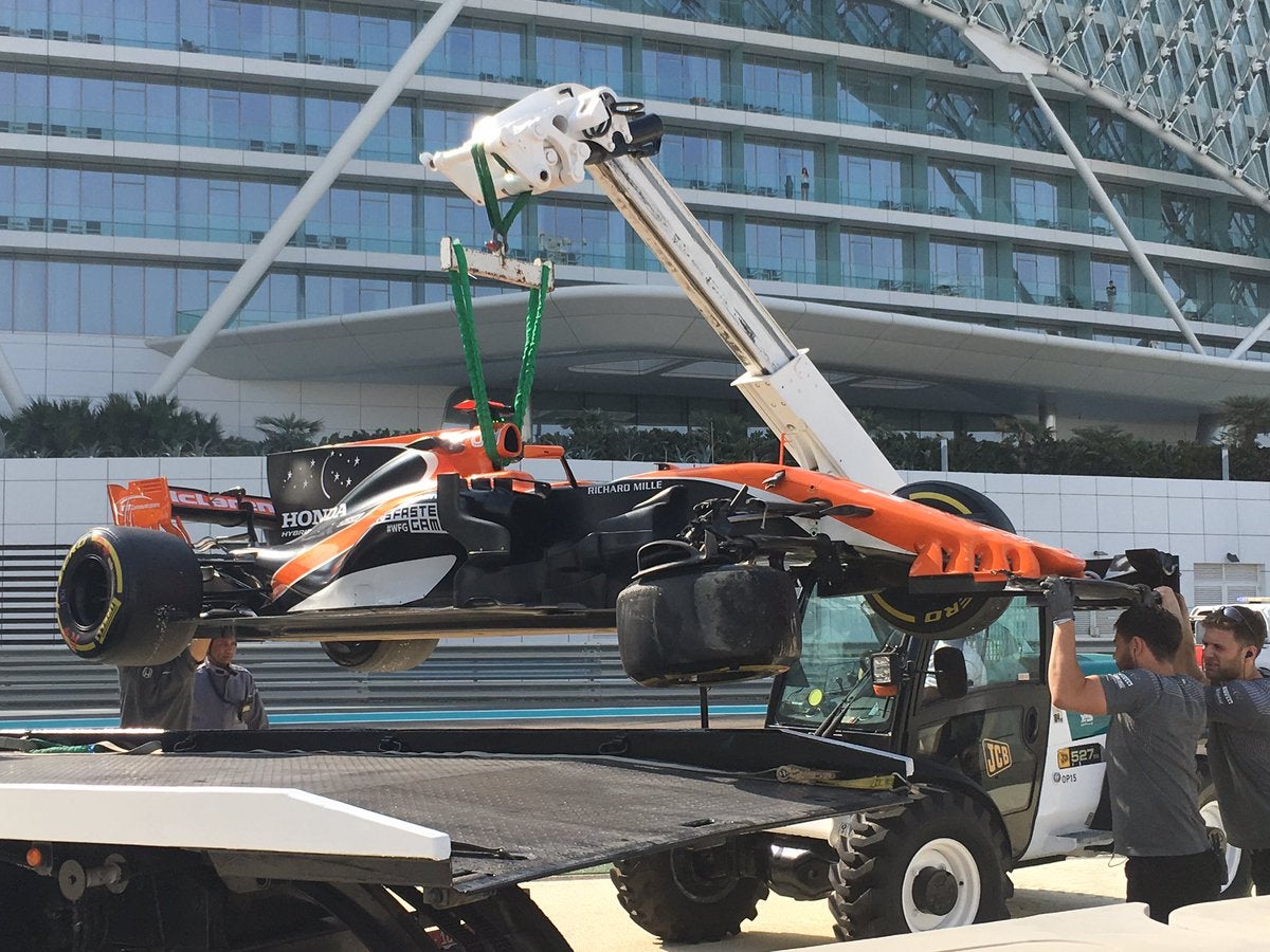 Fernando Alonso sufre un accidente en los test de Abu Dabi en su último día con el motor Honda Fernando Alonso sufre un accidente en los test de Abu Dabi en su último día con el motor Honda