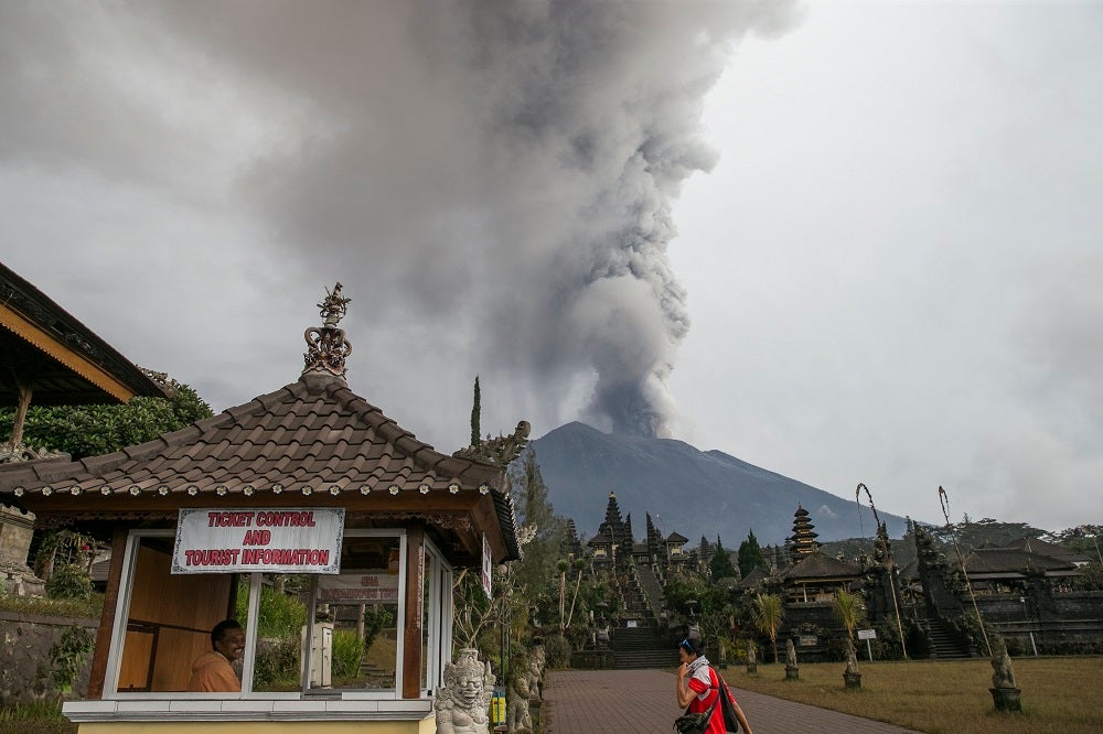 Extienden el estado de emergencia por la erupción del volcán Agung en Bali Extienden el estado de emergencia por la erupción del volcán Agung en Bali