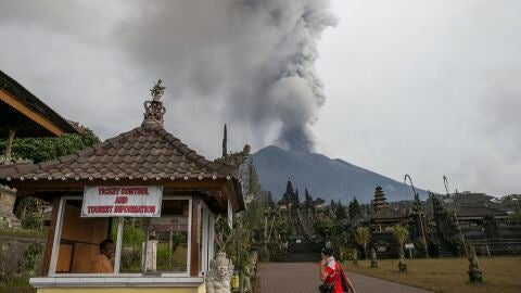 Vista del volc&aacute;n Agung arrojando ceniza desde el templo de Besakih en Karangasem, Bali
