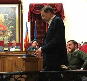 Antonio Luis Martínez-Pujalte en el momento de anunciar su marcha en el Pleno Municipal de Elche Antonio Luis Martínez-Pujalte en el momento de anunciar su marcha en el Pleno Municipal de Elche