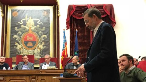 Antonio Luis Mart&iacute;nez-Pujalte en el momento de anunciar su marcha en el Pleno Municipal de Elche