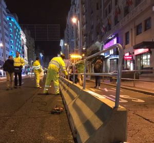 Imagen de las primeras barreras instaladas en la Gran Vía de Madrid Imagen de las primeras barreras instaladas en la Gran Vía de Madrid