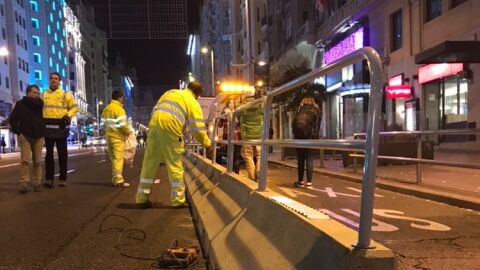 Imagen de las primeras barreras instaladas en la Gran V&iacute;a de Madrid