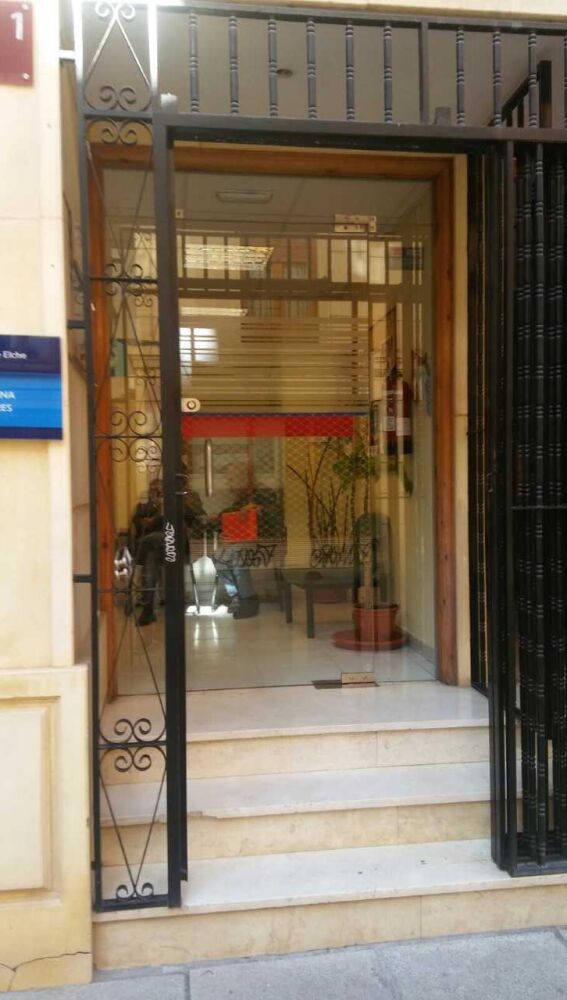 Acceso con escalares a la Concejalía de Urbanismo del Ayuntamiento de Elche