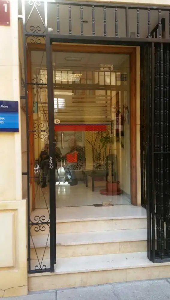 Acceso con escalares a la Concejalía de Urbanismo del Ayuntamiento de Elche Acceso con escalares a la Concejalía de Urbanismo del Ayuntamiento de Elche