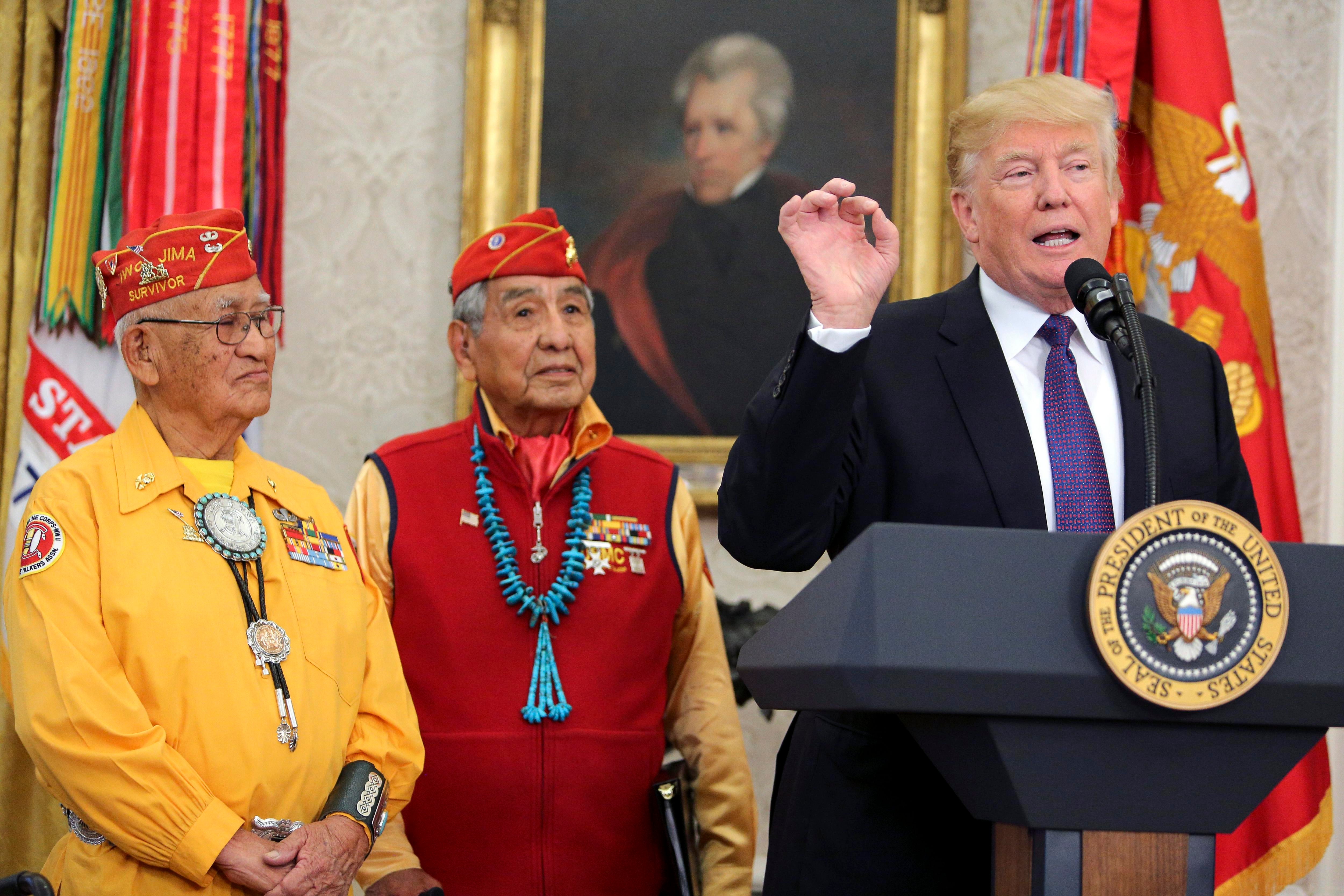 Nueva polémica de Trump al bromear sobre "Pocahontas" en una reunión con indios navajos Nueva polémica de Trump al bromear sobre "Pocahontas" en una reunión con indios navajos