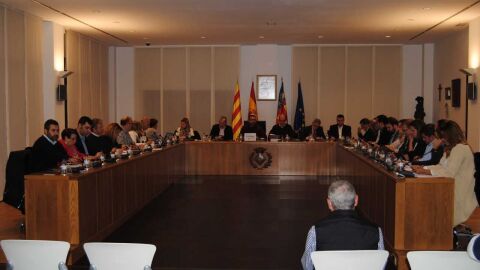 El ple aprova la inclusi&oacute; de 23 projectes de Vila-real dins els pressupostos del consell El text recull infraestructures com la Ronda sud-oest, el desdoblament de la CV-20, l&acute;Escola Oficial d&acute;Idiomes o el quart institut. 