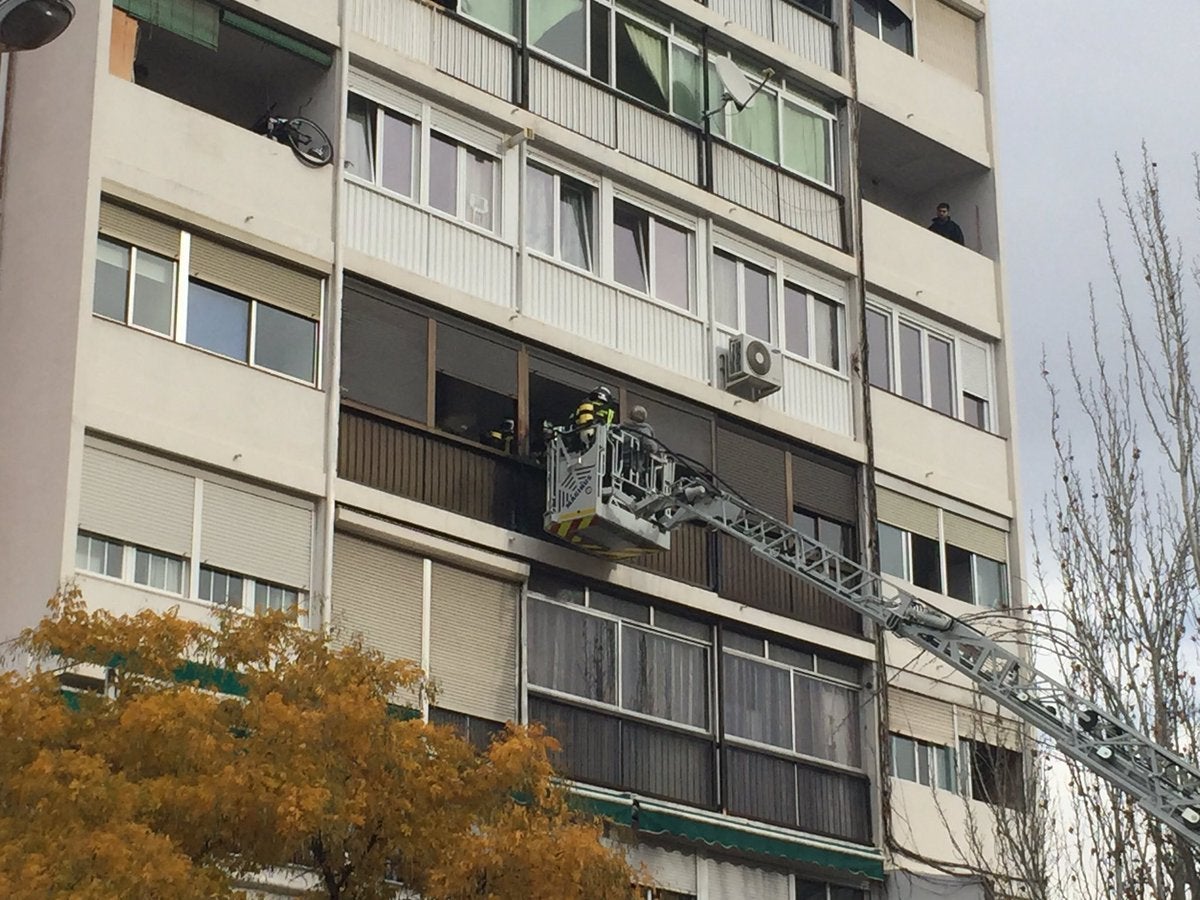 Muere una mujer y varias personas resultan heridas por un incendio en una vivienda de Madrid Muere una mujer y varias personas resultan heridas por un incendio en una vivienda de Madrid