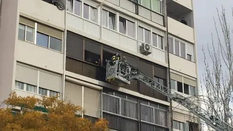 Los bomberos trabajan en la extinción del incendio en el Barrio del Pilar (Madrid) Los bomberos trabajan en la extinción del incendio en el Barrio del Pilar (Madrid)