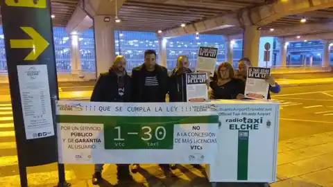 Taxistas concetrados en el Aeropuerto Alicante-Elche Taxistas concetrados en el Aeropuerto Alicante-Elche