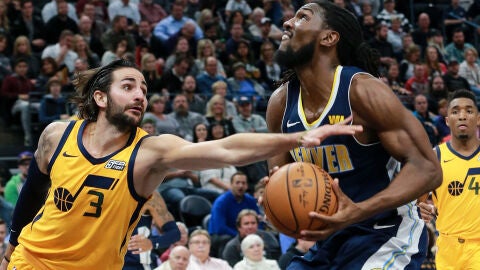 Ricky Rubio intenta tapar el intento de canasta de Kenneth Faried