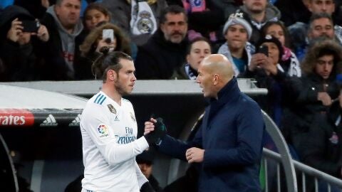 Zidane conversa con Gareth Bale en la banda del Bernab&eacute;u