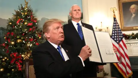 Trump reconoce a Jerusalén como la capital de Israel y anuncia un plan para trasladar la embajada allí Trump reconoce a Jerusalén como la capital de Israel y anuncia un plan para trasladar la embajada allí