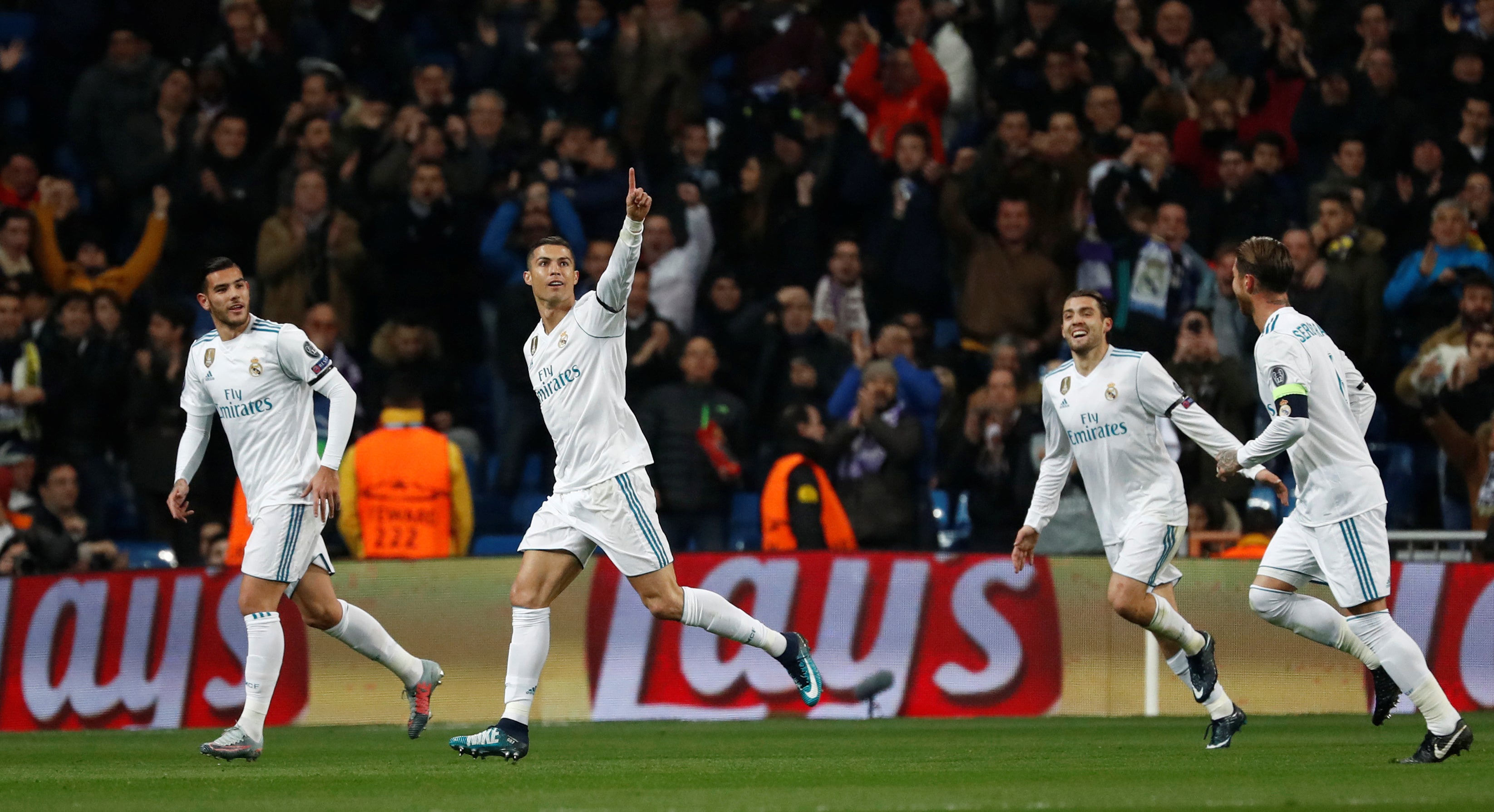 Real Madrid 3-2 Borussia Dortmund. El Real Madrid cierra la fase de grupos con una sufrida victoria ante el Dortmund Real Madrid 3-2 Borussia Dortmund. El Real Madrid cierra la fase de grupos con una sufrida victoria ante el Dortmund