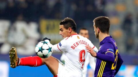  Ben Yedder del Sevilla disputa el bal&oacute;n con Mitja Viler