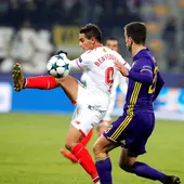 Ben Yedder del Sevilla disputa el balón con Mitja Viler Ben Yedder del Sevilla disputa el balón con Mitja Viler
