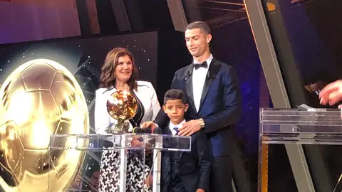 Cristiano Ronaldo, con su madre y su hijo en la ceremonia del Balón de Oro Cristiano Ronaldo, con su madre y su hijo en la ceremonia del Balón de Oro