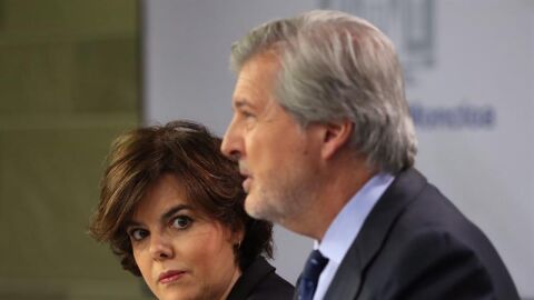 La vicepresidenta del Gobierno, Soraya S&aacute;enz de Santamar&iacute;a, junto al portavoz del Ejecutivo, &Iacute;&ntilde;igo M&eacute;ndez de Vigo