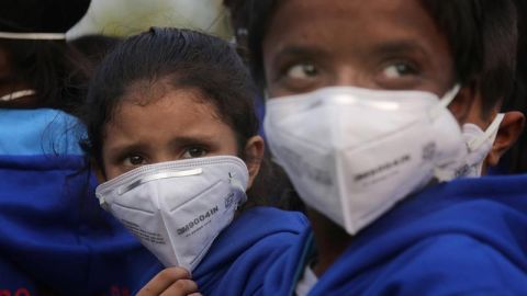 Dos ni&ntilde;os se protegen de la contaminaci&oacute;n con una m&aacute;scara
