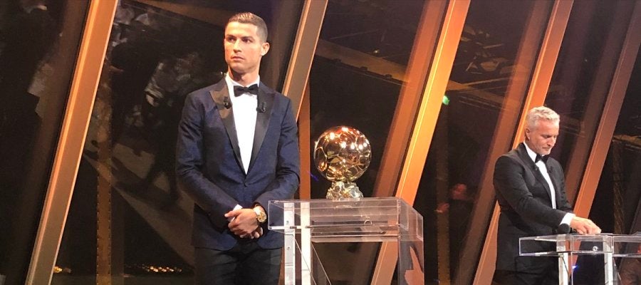 Cristiano Ronaldo, junto a su quinto Balón de Oro Cristiano Ronaldo, junto a su quinto Balón de Oro