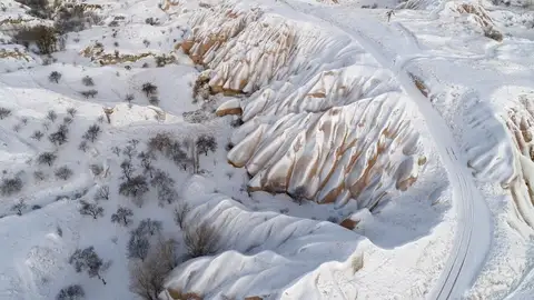 Un manto de nieve cubre Capadocia (07-12-2017) Nevadas las formaciones de roca volcánica de Capadocia, en Turquía