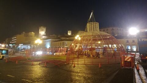 Montaje de las luces de Navidad en la Plaza Oriental