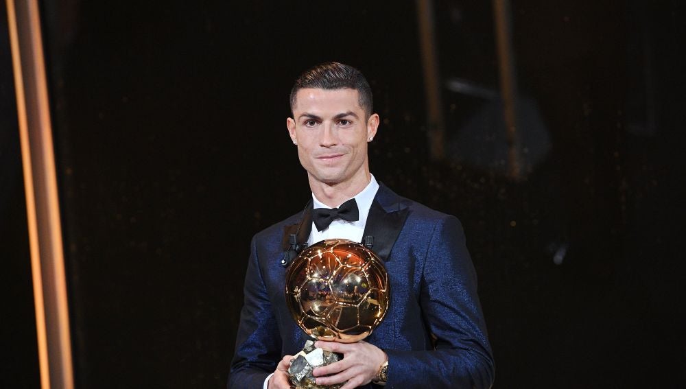 Cristiano Ronaldo posa con su quinto Balón de Oro
