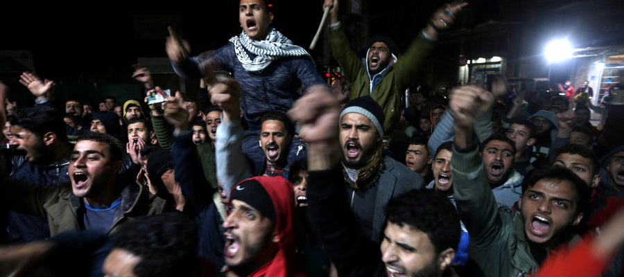 Cientos de palestinos protestan tras la decisión de Trump Cientos de palestinos protestan tras la decisión de Trump