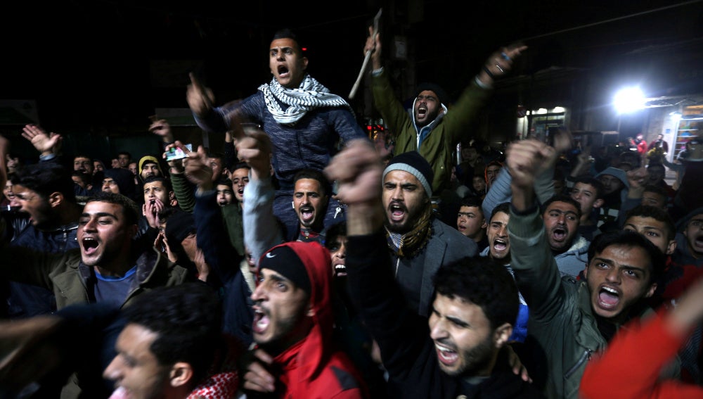 Cientos de palestinos protestan tras la decisión de Trump
