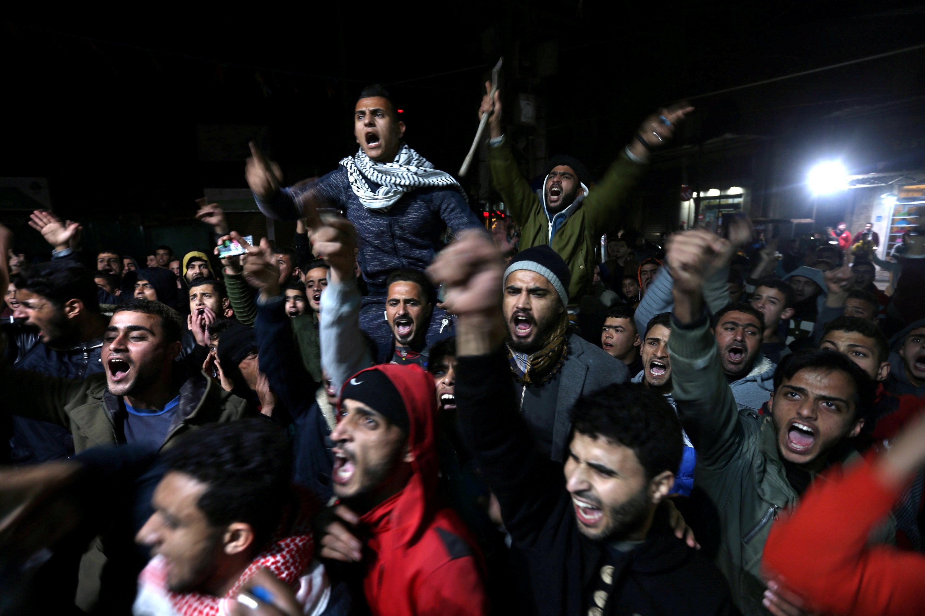 Cientos de palestinos protestan contra la decisión de EEUU sobre Jerusalén Cientos de palestinos protestan contra la decisión de EEUU sobre Jerusalén