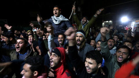 Cientos de palestinos protestan tras la decisi&oacute;n de Trump