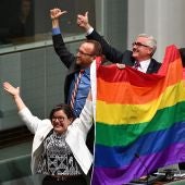 Varios diputados australianos celebran la aprobación del matrimonio homosexual