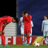 Los jugadores de la Real Sociedad se lamentan tras recibir un gol ante el Zenit