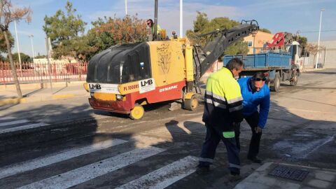 Trabajos de asfaltado en la calle Velero de la pedan&iacute;a de El Altet de Elche