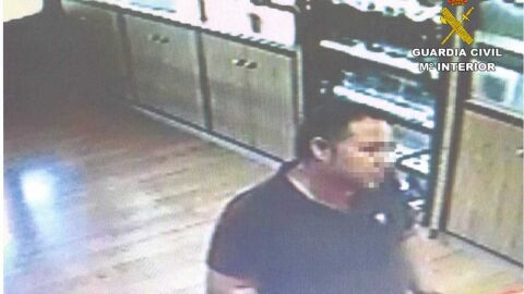 El detenido en una captura de las c&aacute;maras de seguridad de la joyer&iacute;a de Mon&oacute;var en la que rob&oacute;