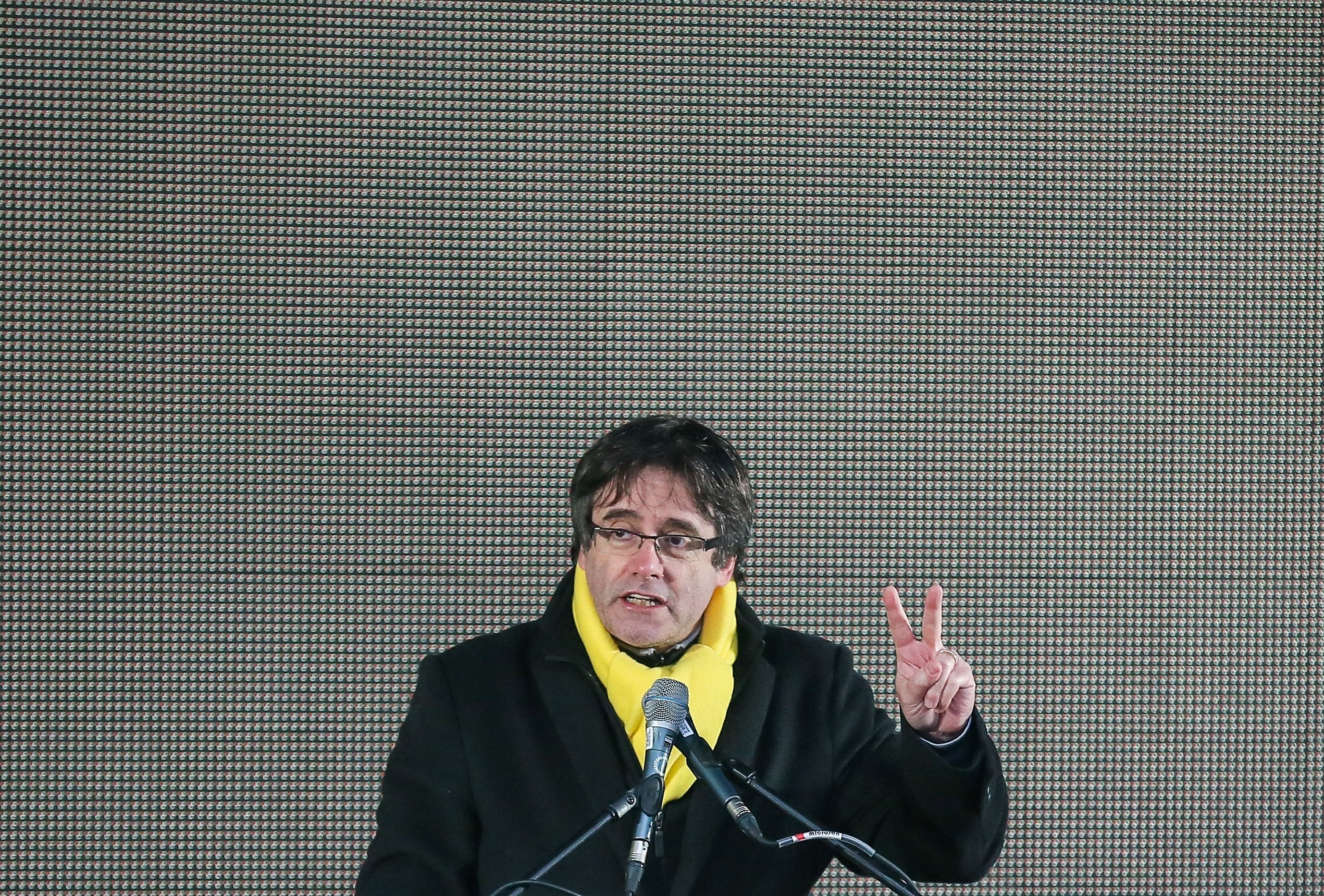 Puigdemont dice que si en el 21D "el 155 sale derrotado", Cataluña comenzaría "el despliegue de un Estado que ya no se debe proclamar" Puigdemont dice que si en el 21D "el 155 sale derrotado", Cataluña comenzaría "el despliegue de un Estado que ya no se debe proclamar"