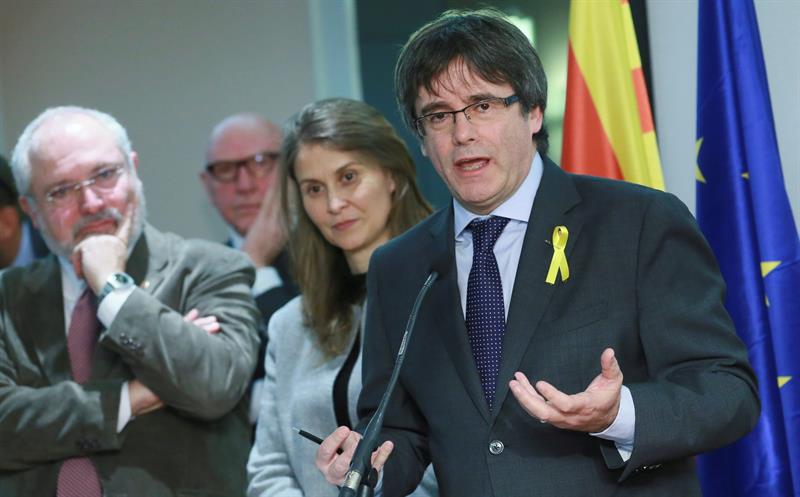 Puigdemont responde a Junqueras que se marchó a Bruselas para preservar la Presidencia de la Generalitat Puigdemont responde a Junqueras que se marchó a Bruselas para preservar la Presidencia de la Generalitat