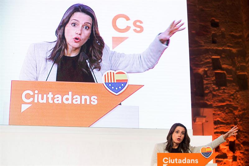 Rubén Amón indulta a Arrimadas: "Es Rivera quien la necesita para edulcorar su imagen de delfín de Aznar" Rubén Amón indulta a Arrimadas: "Es Rivera quien la necesita para edulcorar su imagen de delfín de Aznar"
