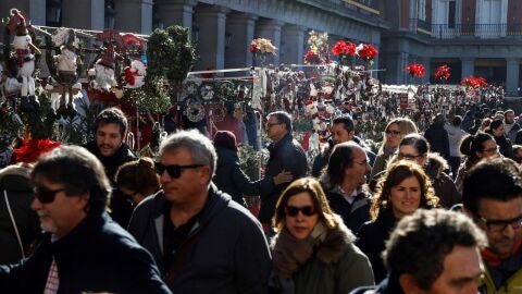 Un gran n&uacute;mero de visitantes recorre el mercado de Navidad de la Plaza Mayor de Madrid