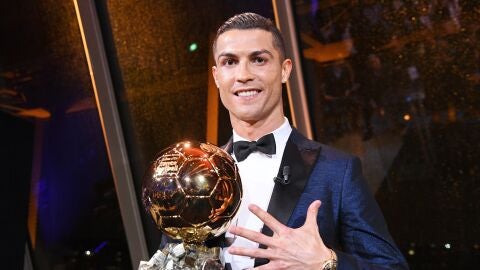Cristiano Ronaldo posa junto a su quinto Bal&oacute;n de Oro